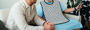 Bavoir adulte étanche : préserver la dignité au milieu des soins